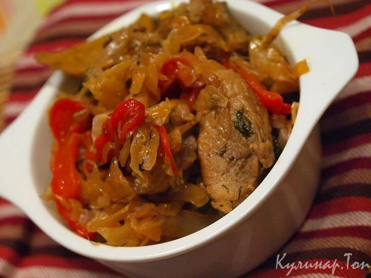 Свинина, тушенная с капустой и яблоками