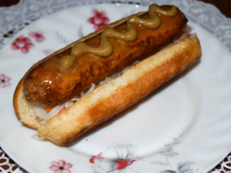 Хот-доги с колбасками и кислой капустой