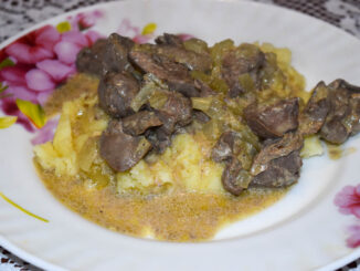 Куриная печень с луком и сметаной
