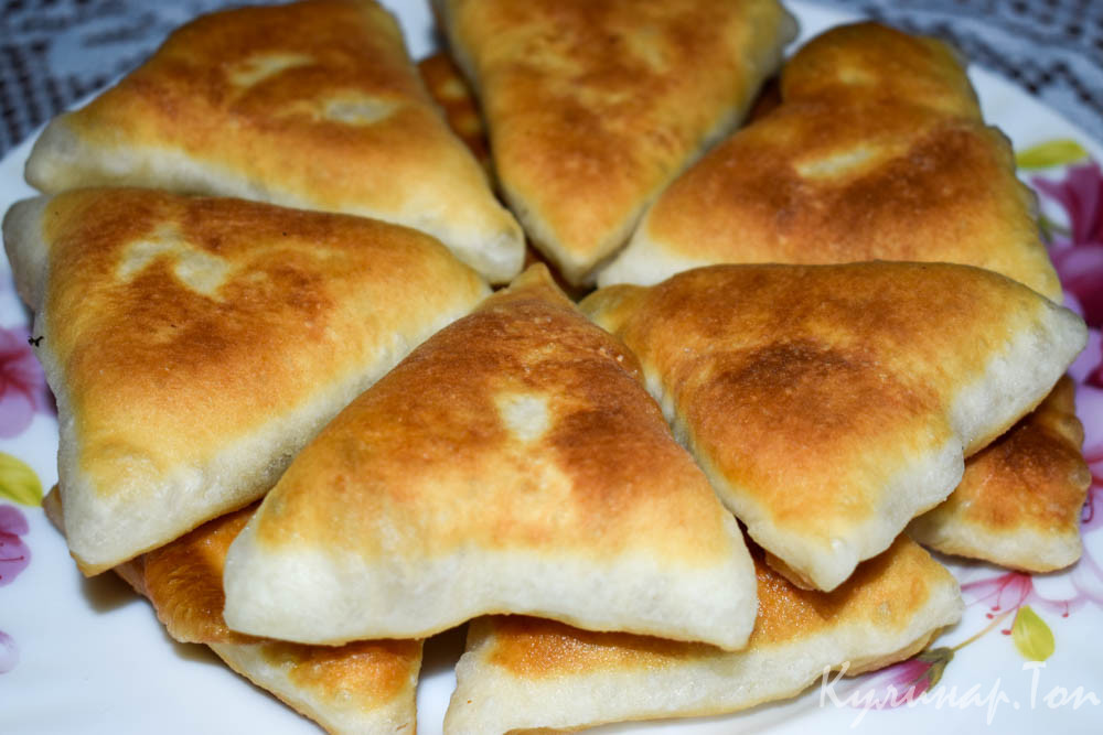 Жареные расстегаи с курицей