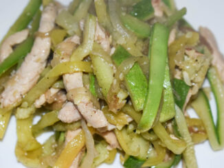 Куриная грудка с кабачками