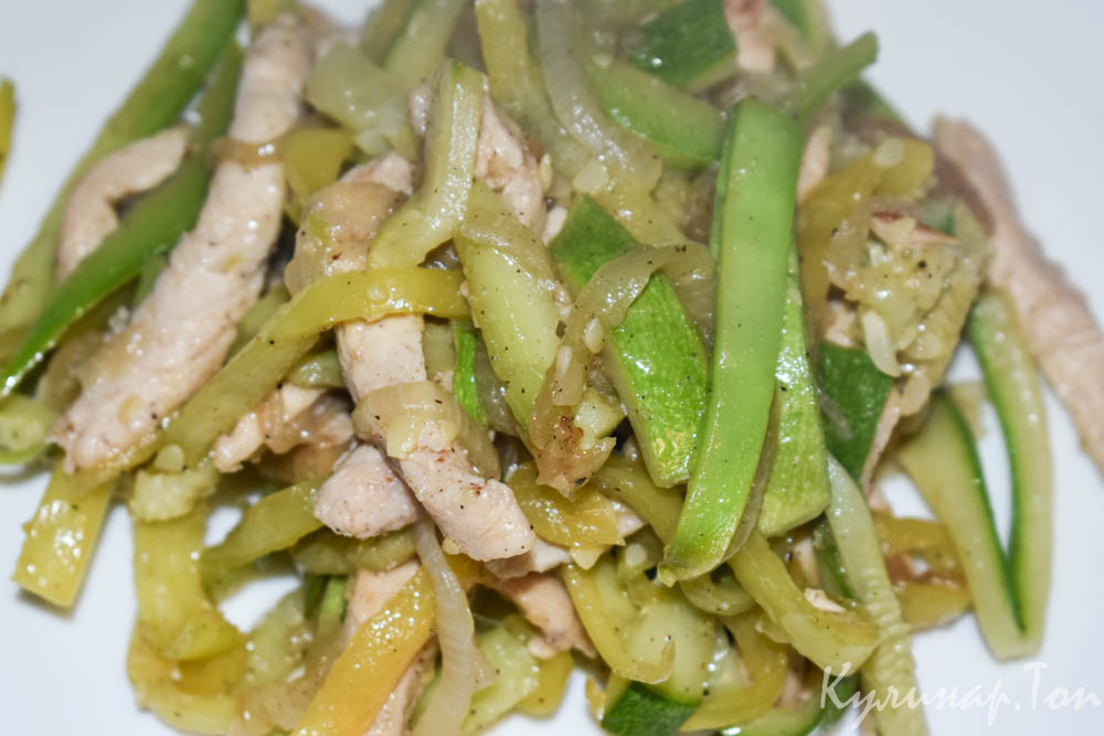 Куриная грудка с кабачками