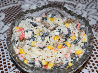 Салат из крабовых палочек и маслин
