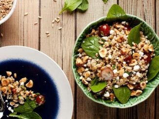 Салат из пшеничных зерен с виноградом и фундуком